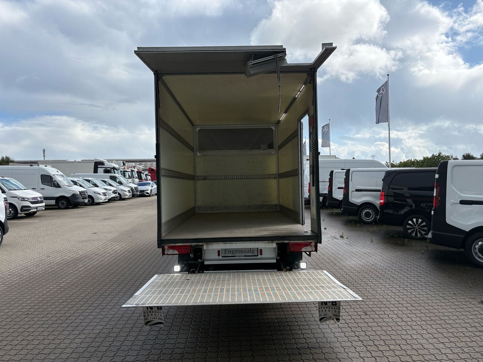 Hvid Mercedes Sprinter 317 fra 2023