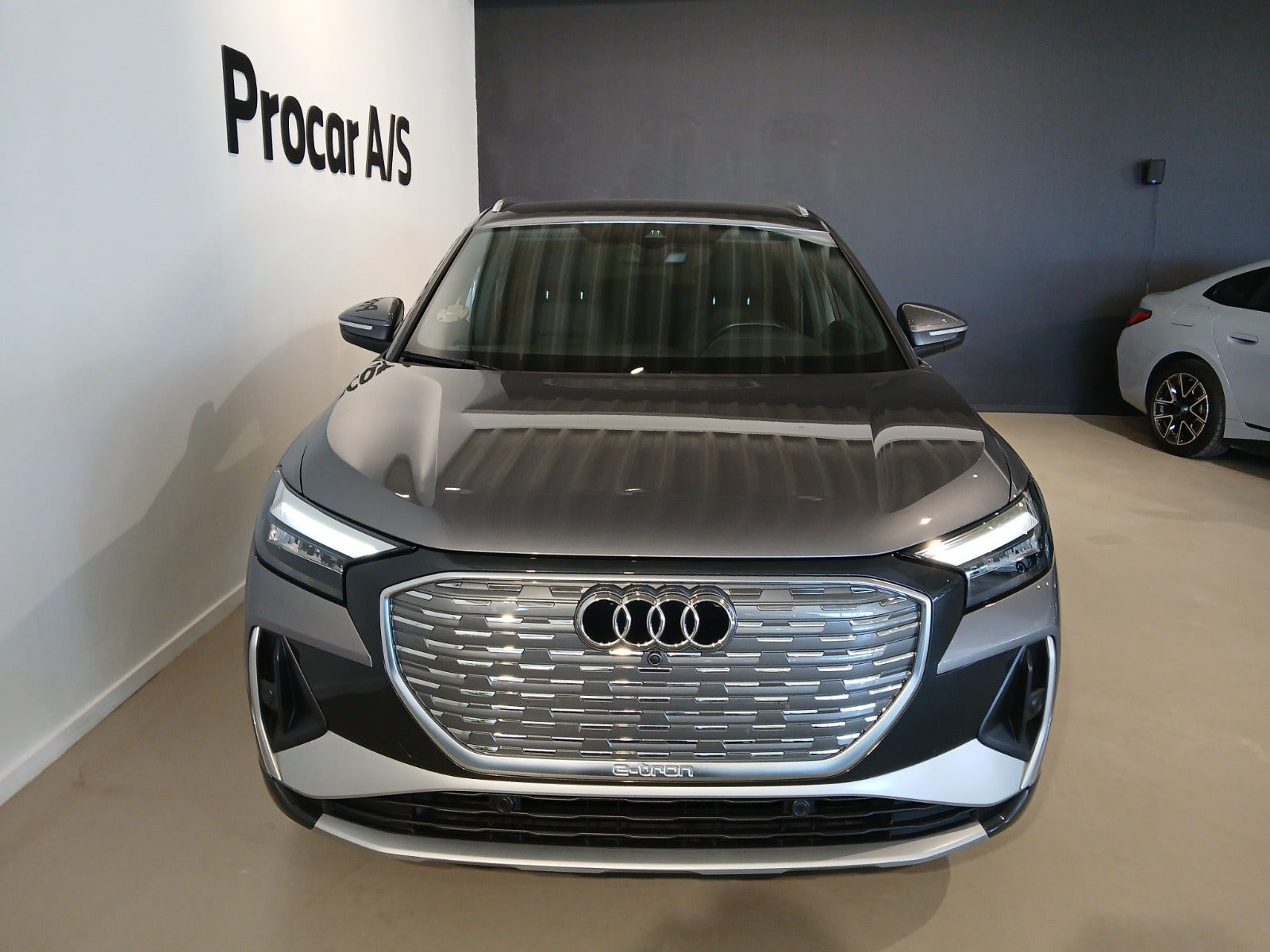 Grå Audi Q4 e-tron fra 2024