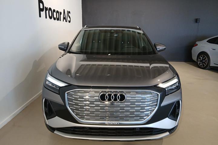 Grå Audi Q4 e-tron fra 2024