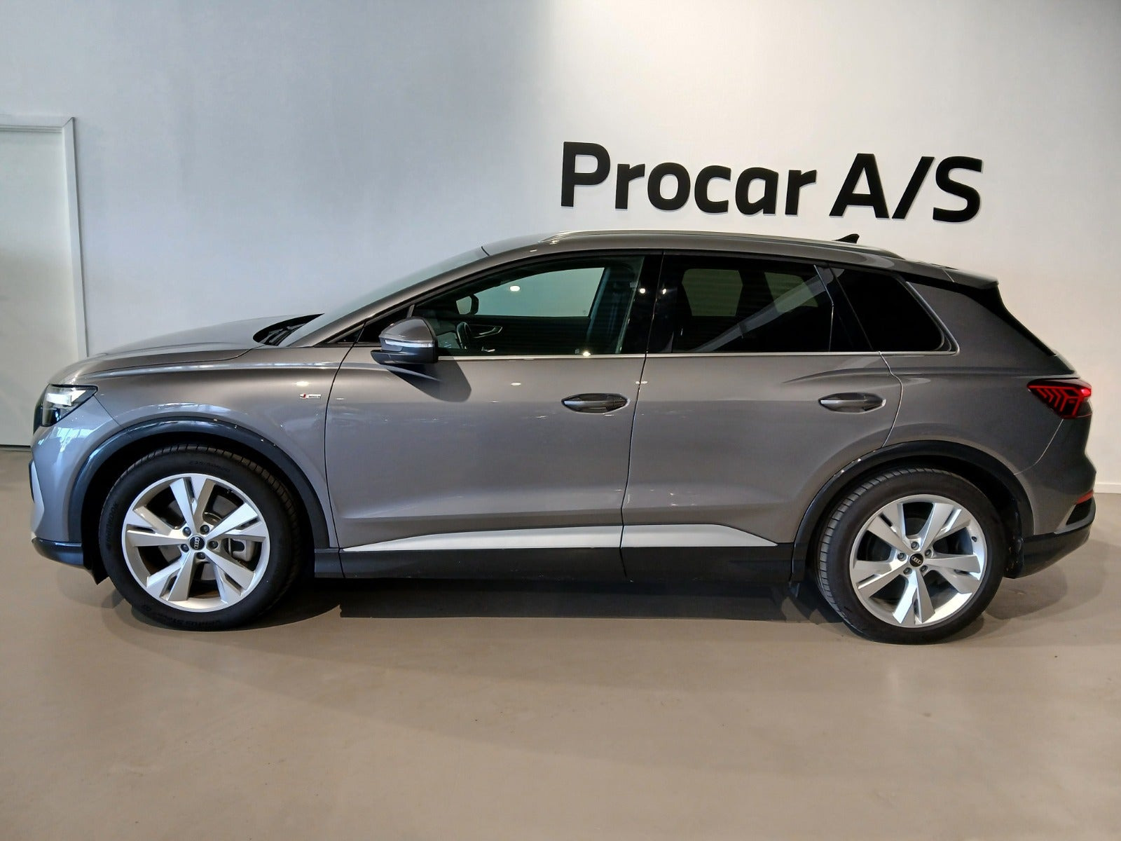 Grå Audi Q4 e-tron fra 2024