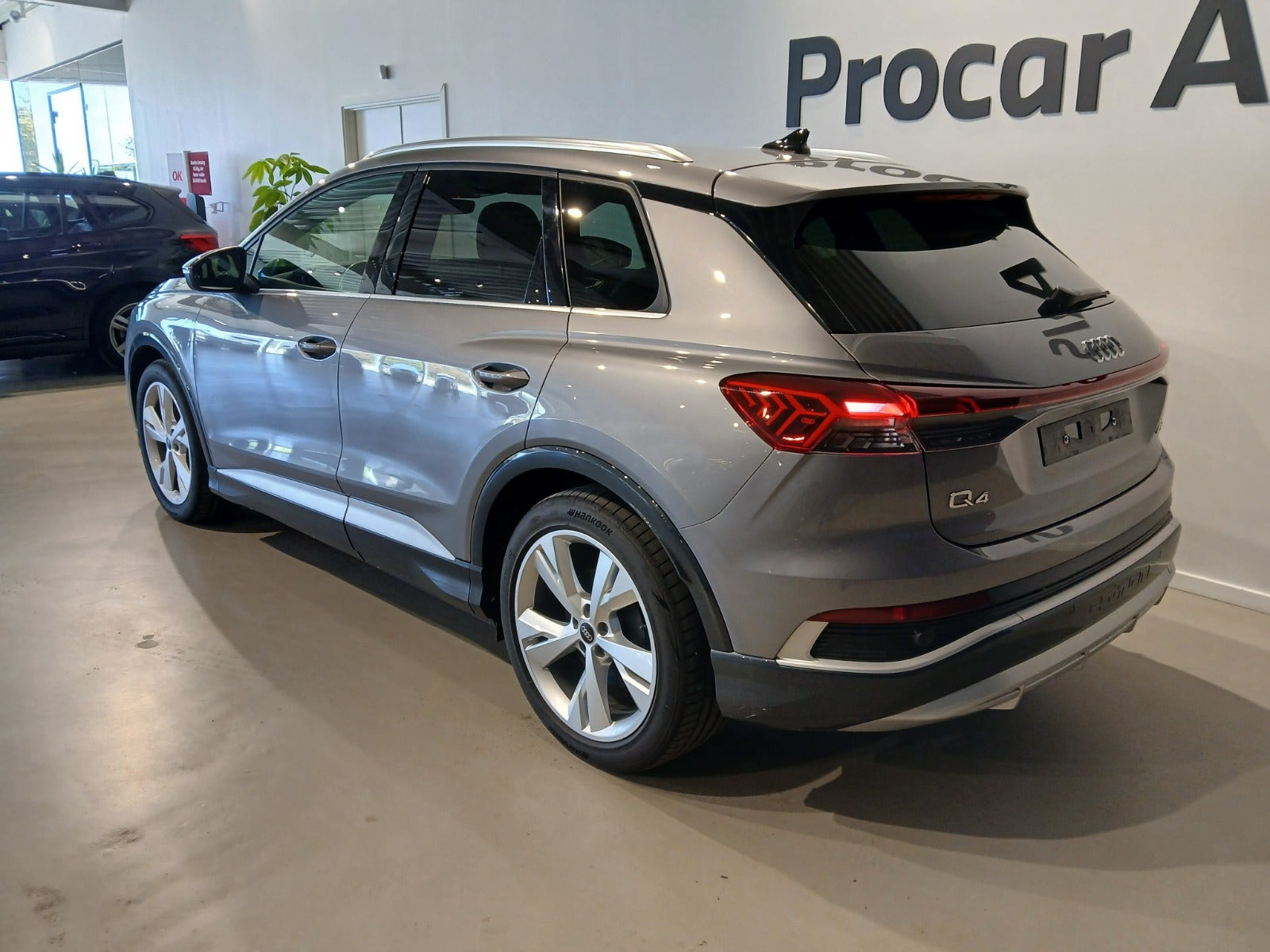 Grå Audi Q4 e-tron fra 2024