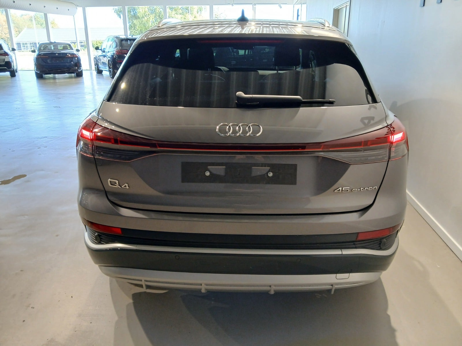 Grå Audi Q4 e-tron fra 2024