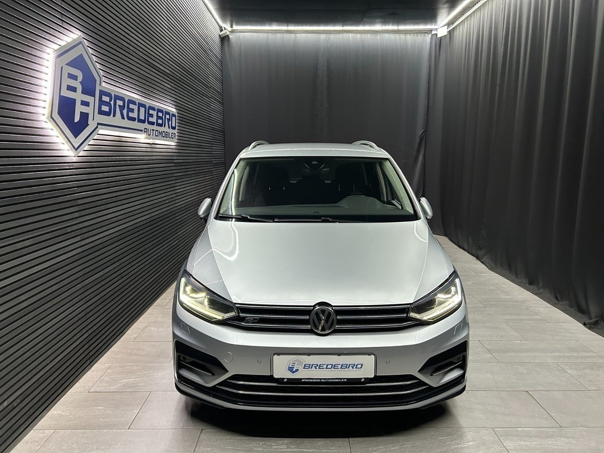 Sølv VW Touran fra 2017