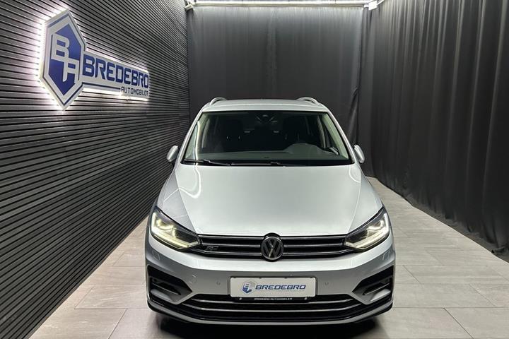 Sølv VW Touran fra 2017