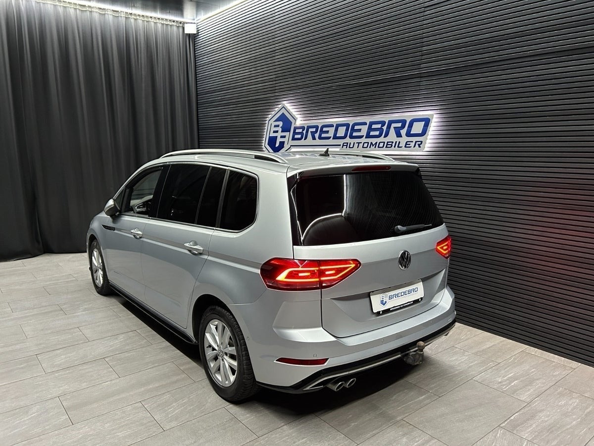 Sølv VW Touran fra 2017