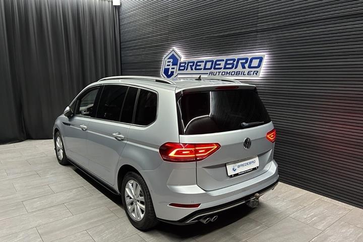 Sølv VW Touran fra 2017
