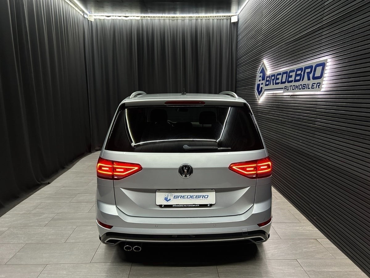 Sølv VW Touran fra 2017