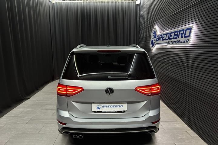 Sølv VW Touran fra 2017