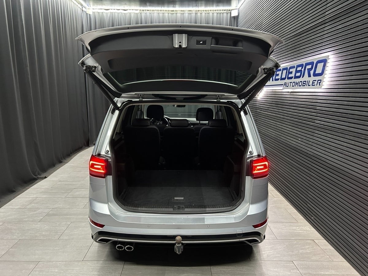 Sølv VW Touran fra 2017