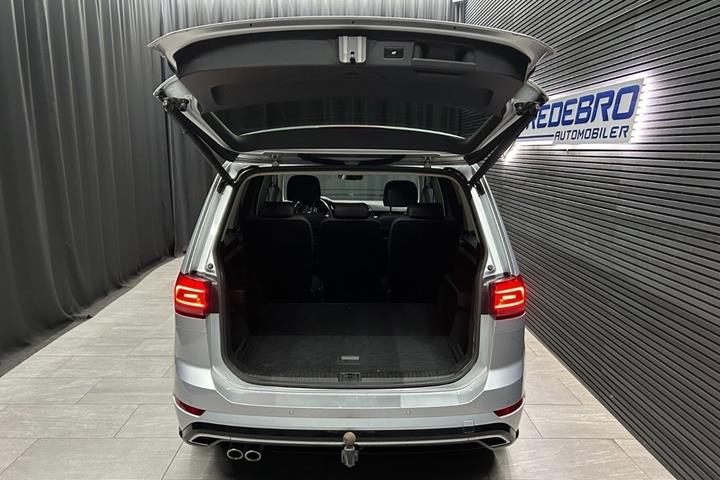 Sølv VW Touran fra 2017
