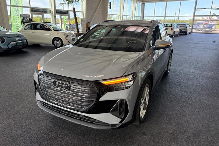 Grå Audi Q4 e-tron fra 2024
