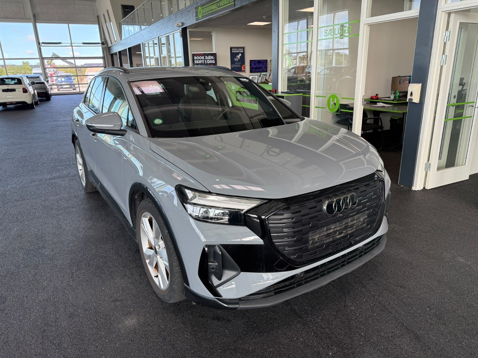 Grå Audi Q4 e-tron fra 2024