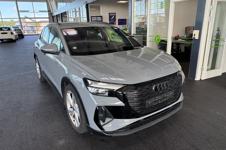 Grå Audi Q4 e-tron fra 2024