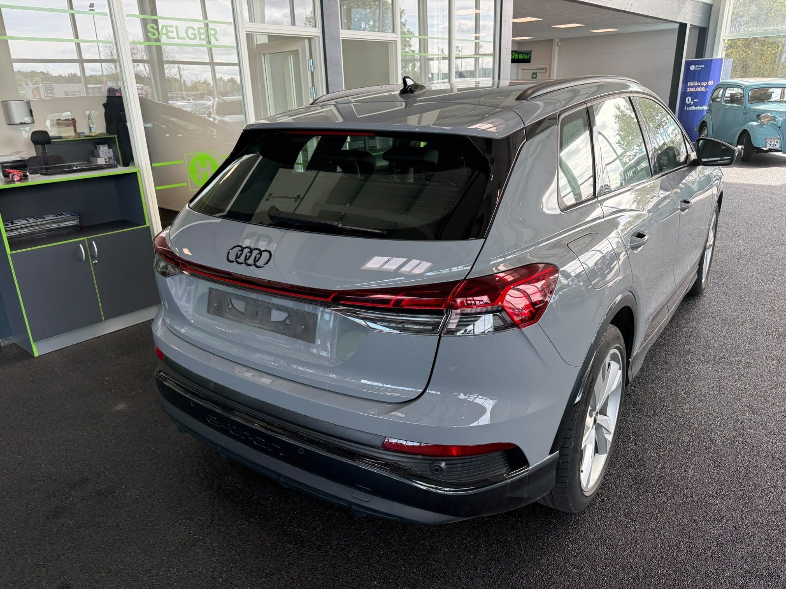 Grå Audi Q4 e-tron fra 2024