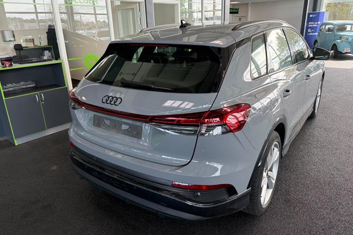 Grå Audi Q4 e-tron fra 2024