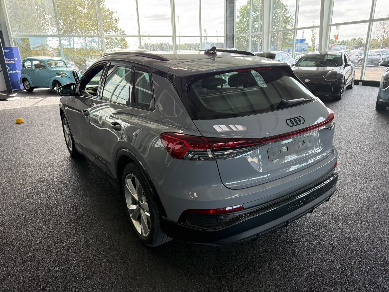 Grå Audi Q4 e-tron fra 2024