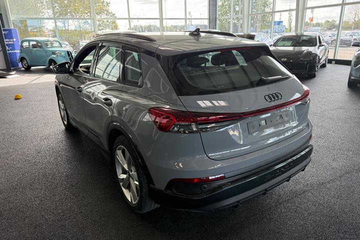 Grå Audi Q4 e-tron fra 2024