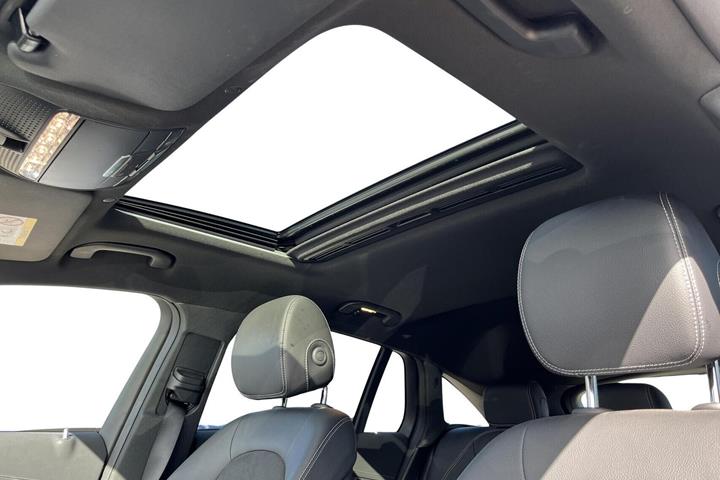 Blå Mercedes EQC400 fra 2023
