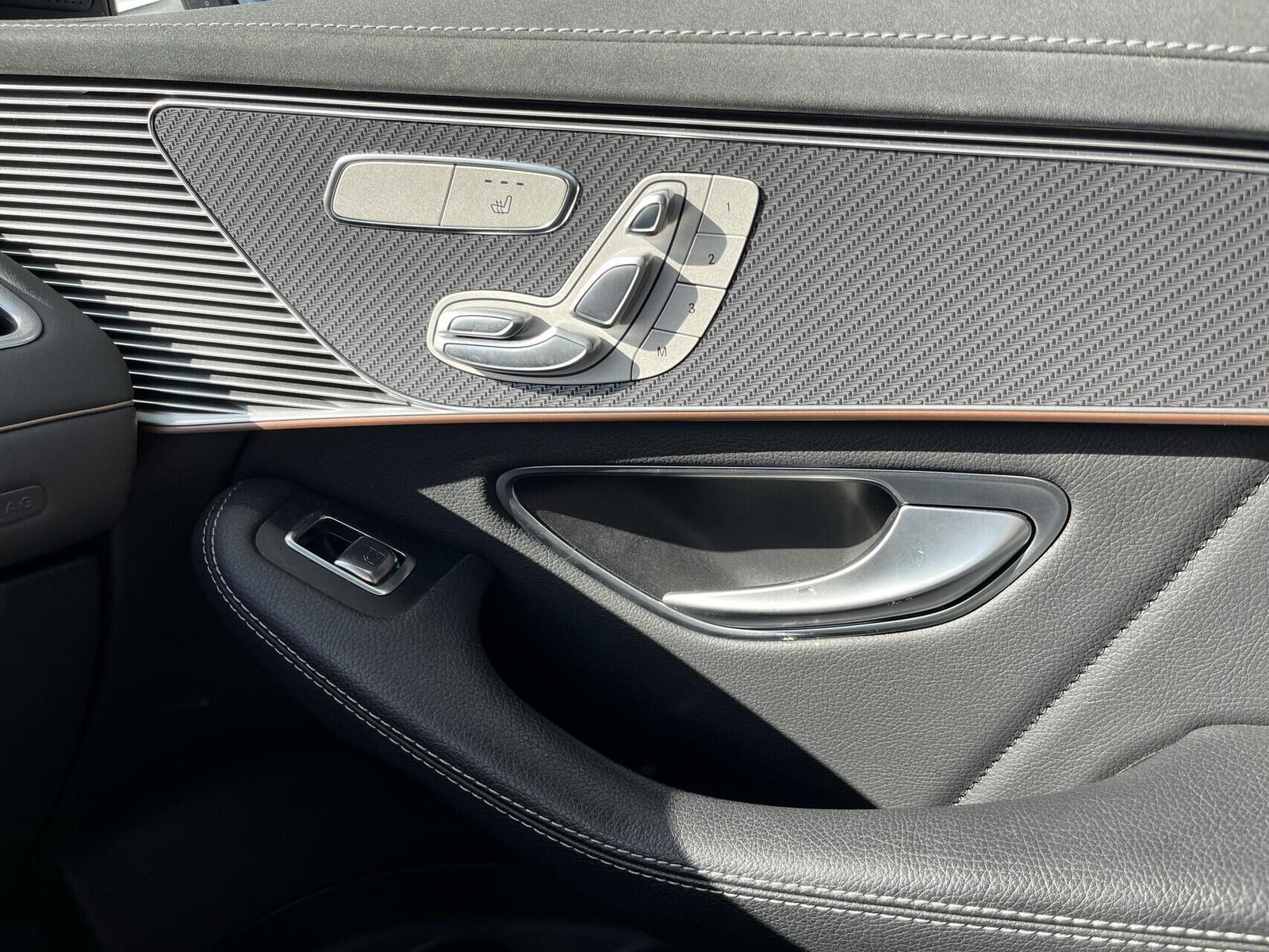Blå Mercedes EQC400 fra 2023