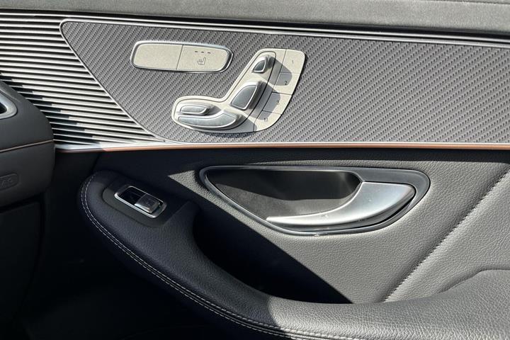 Blå Mercedes EQC400 fra 2023