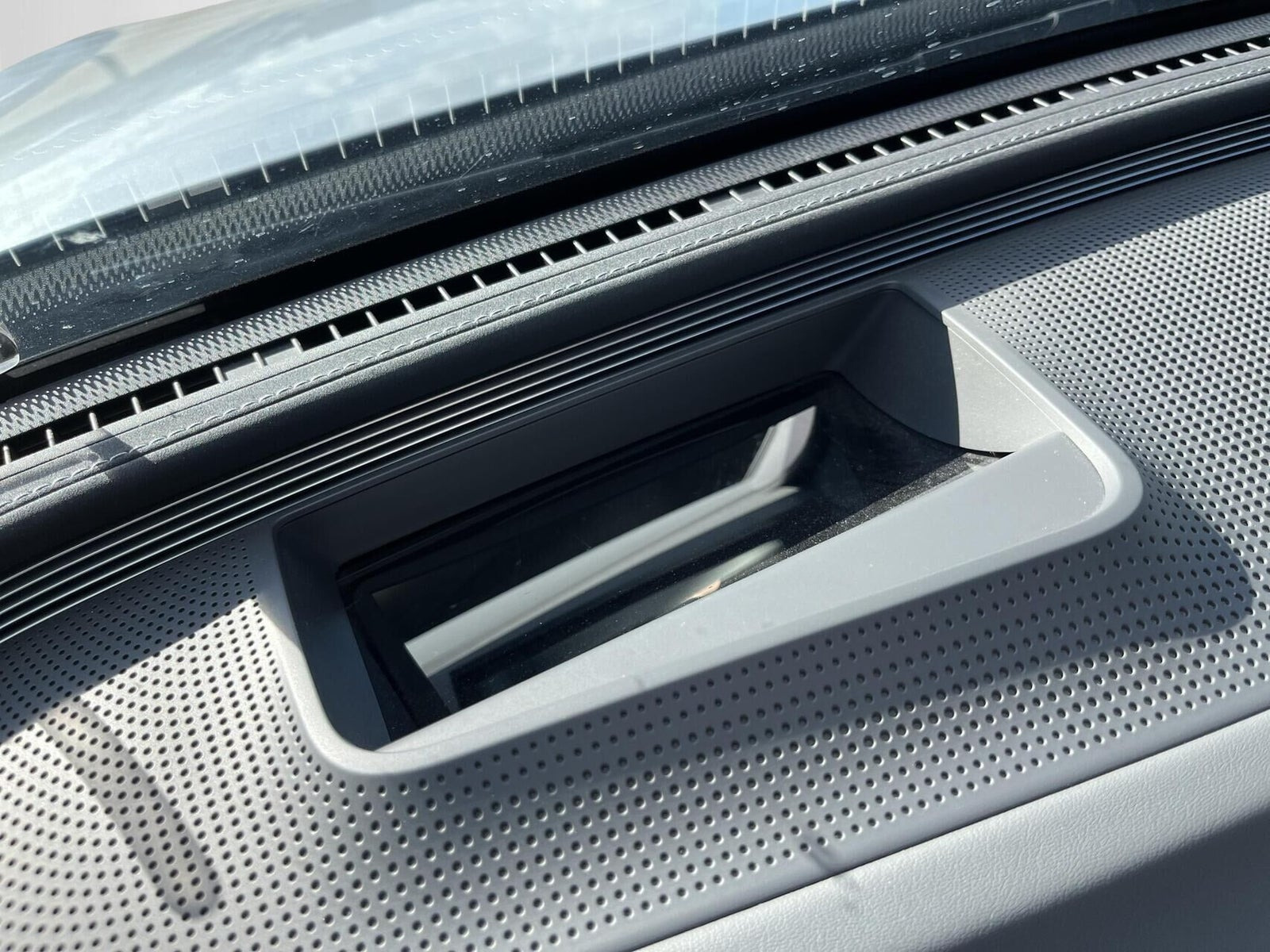 Blå Mercedes EQC400 fra 2023