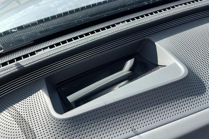 Blå Mercedes EQC400 fra 2023