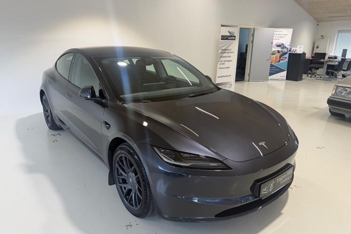 Grå Tesla Model 3 fra 2024