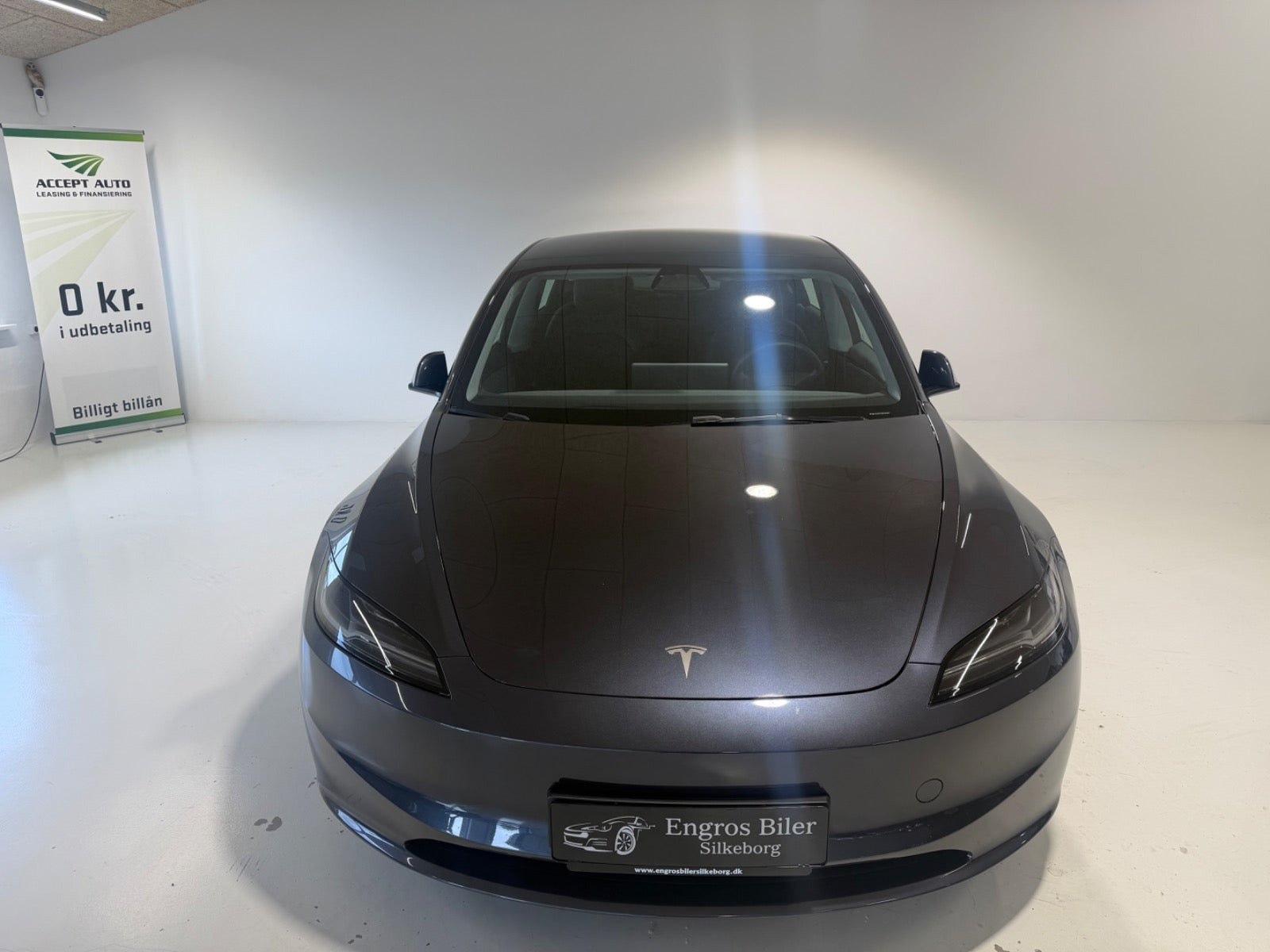 Grå Tesla Model 3 fra 2024