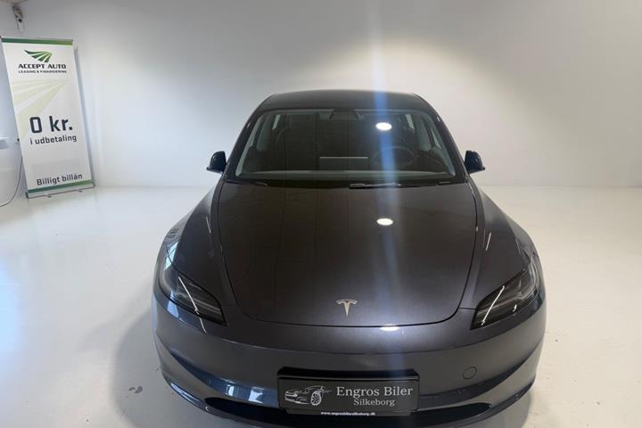 Grå Tesla Model 3 fra 2024