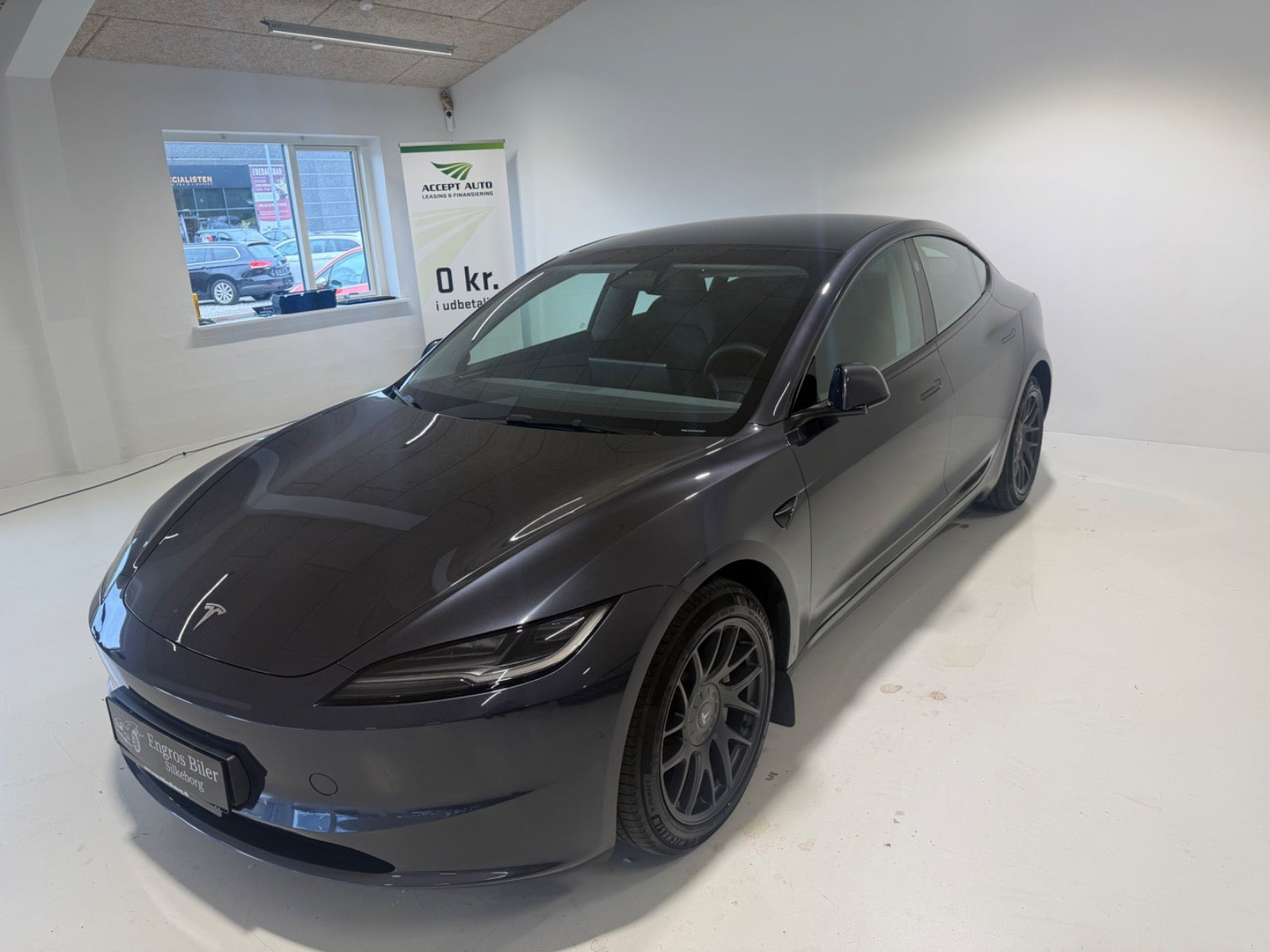 Grå Tesla Model 3 fra 2024
