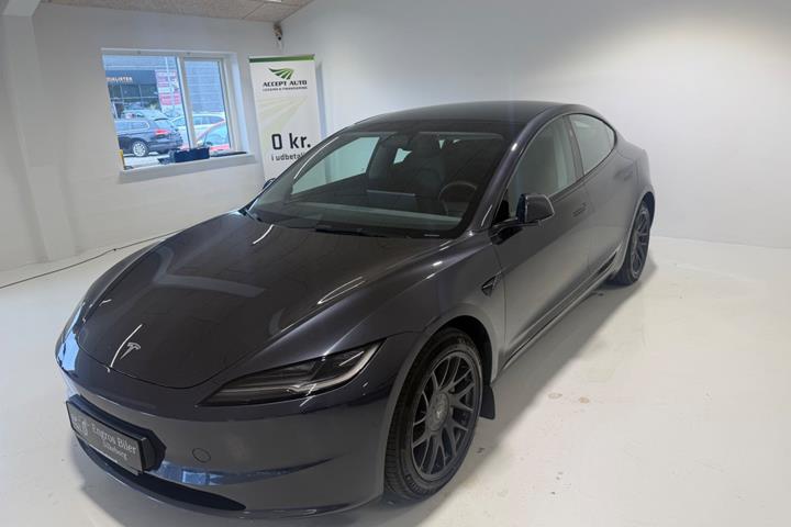 Grå Tesla Model 3 fra 2024