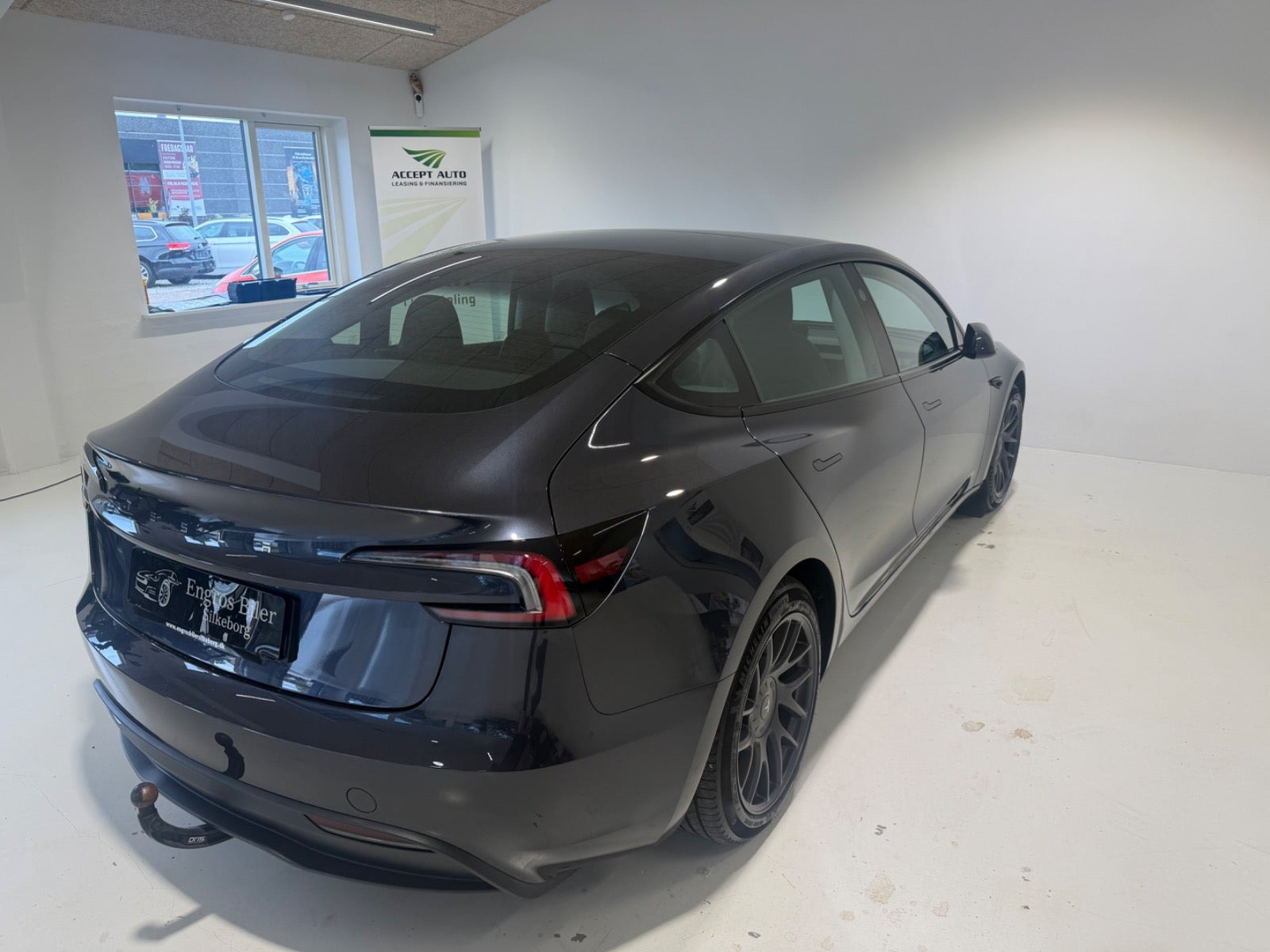Grå Tesla Model 3 fra 2024