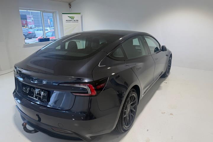 Grå Tesla Model 3 fra 2024