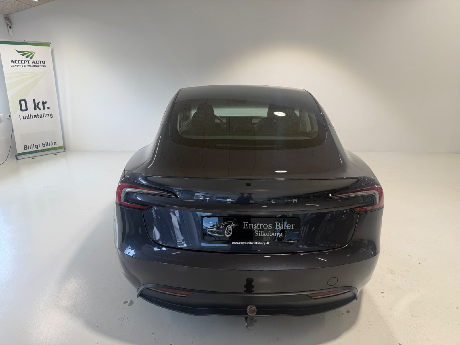 Grå Tesla Model 3 fra 2024