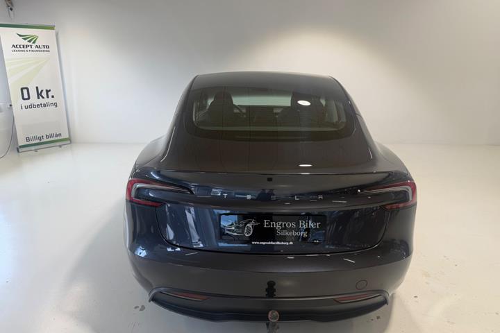 Grå Tesla Model 3 fra 2024