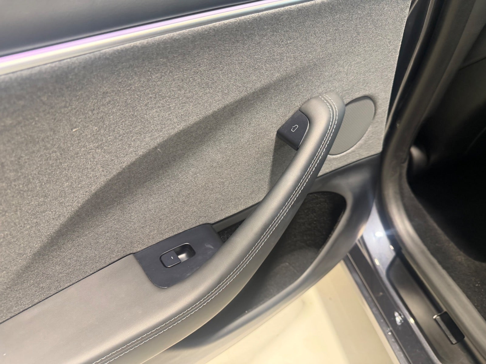 Grå Tesla Model 3 fra 2024