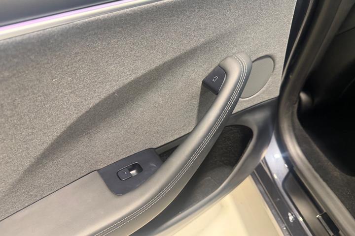 Grå Tesla Model 3 fra 2024