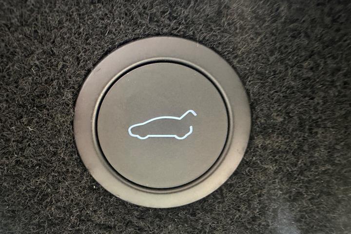 Grå Tesla Model 3 fra 2024