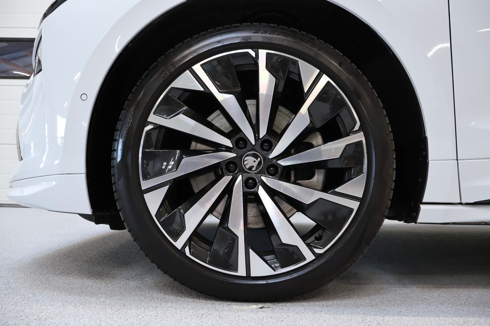 Hvid Skoda Enyaq fra 2026