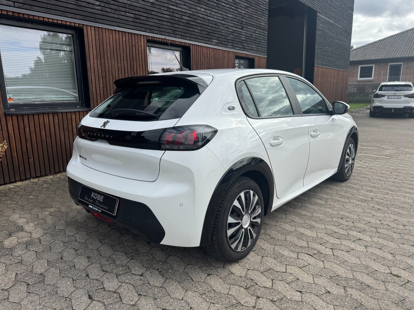 Hvid Peugeot e-208 fra 2021