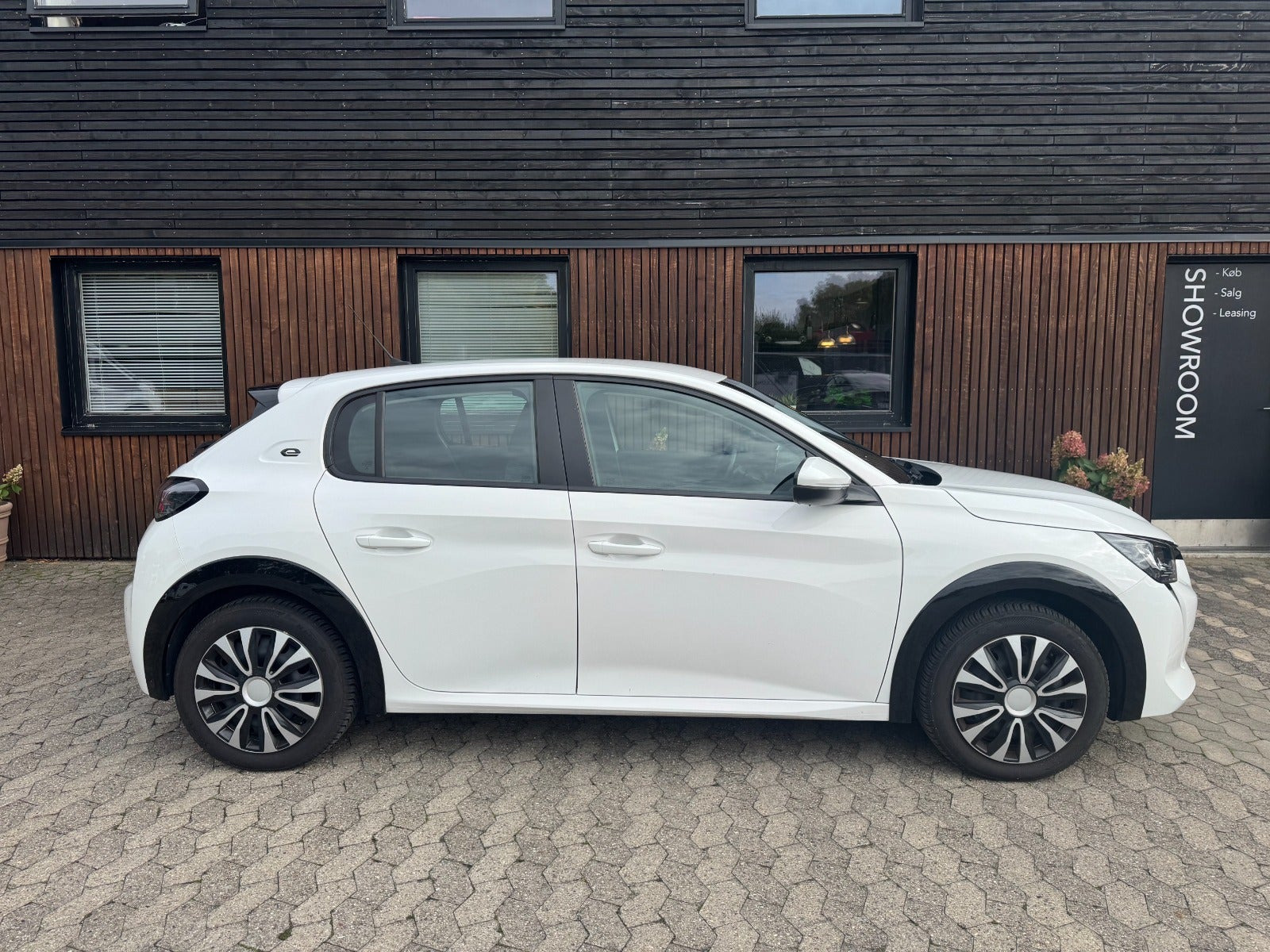 Hvid Peugeot e-208 fra 2021
