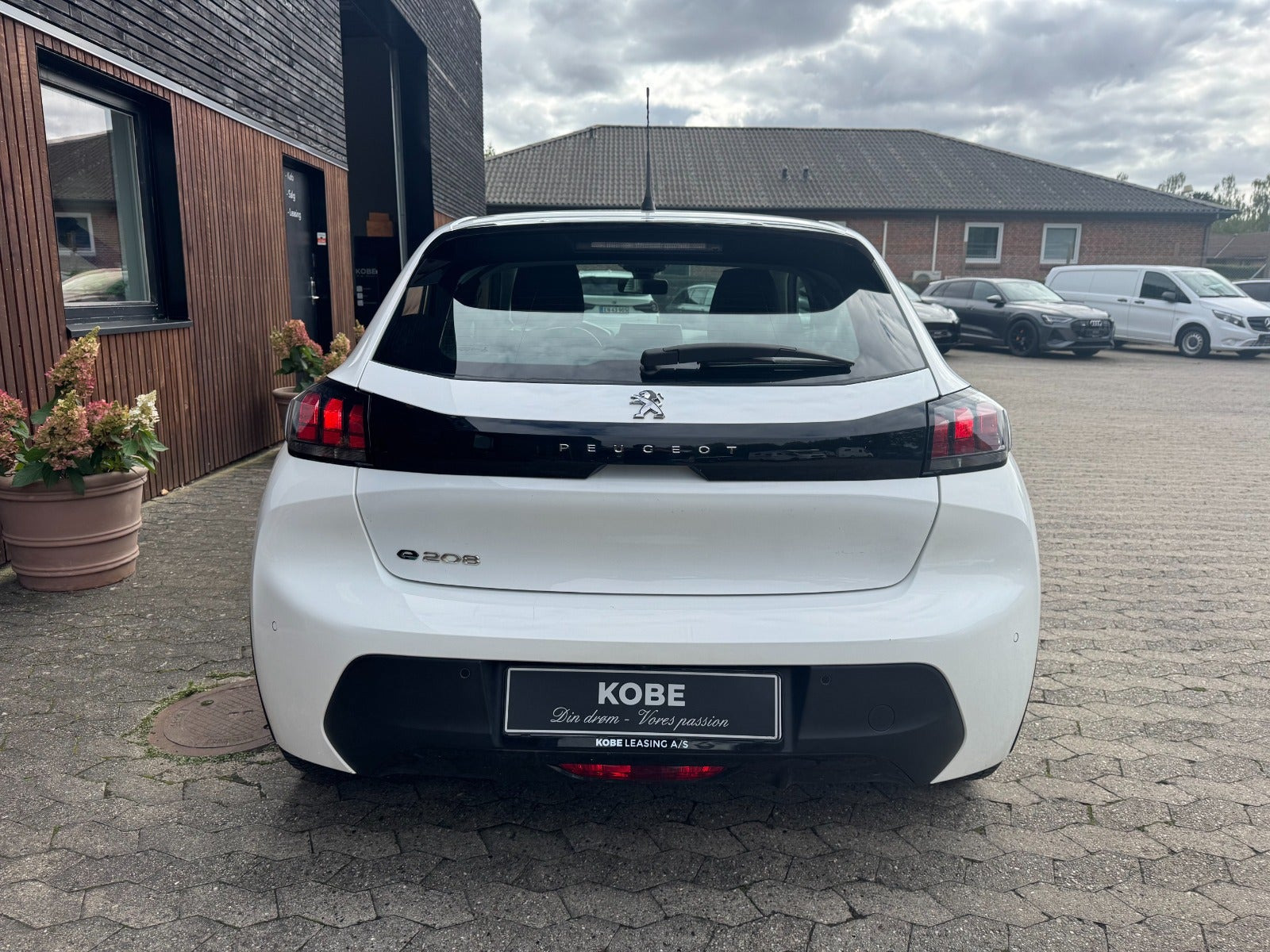 Hvid Peugeot e-208 fra 2021