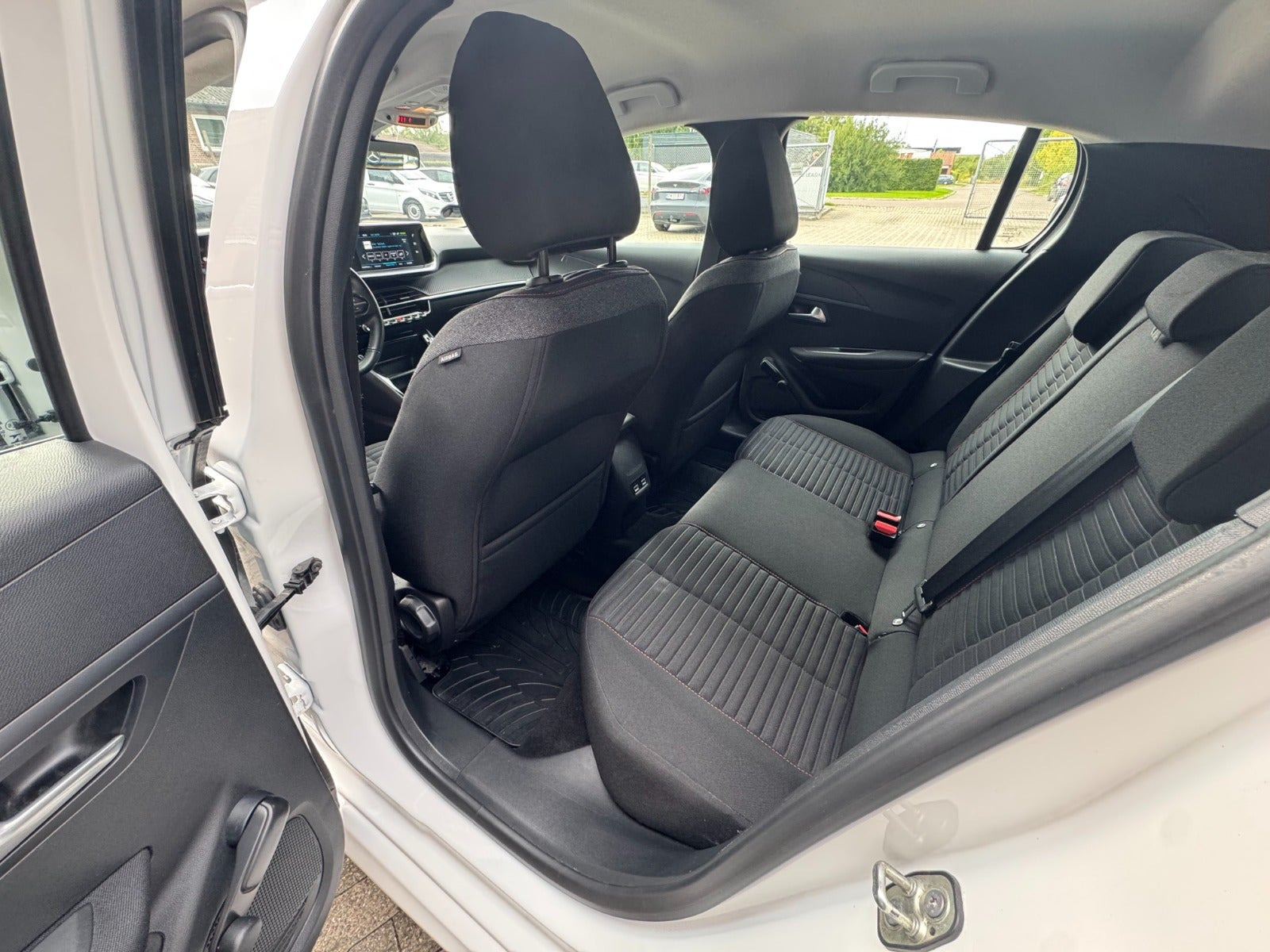 Hvid Peugeot e-208 fra 2021