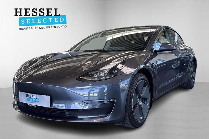 Grå Tesla Model 3 fra 2021 set udefra