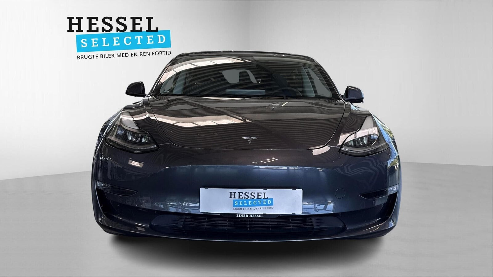 Grå Tesla Model 3 fra 2021