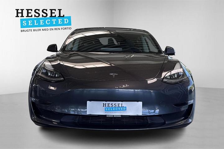 Grå Tesla Model 3 fra 2021