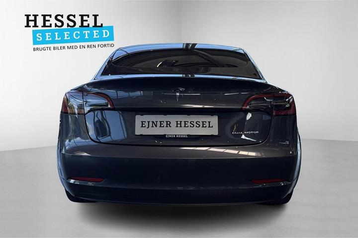 Grå Tesla Model 3 fra 2021