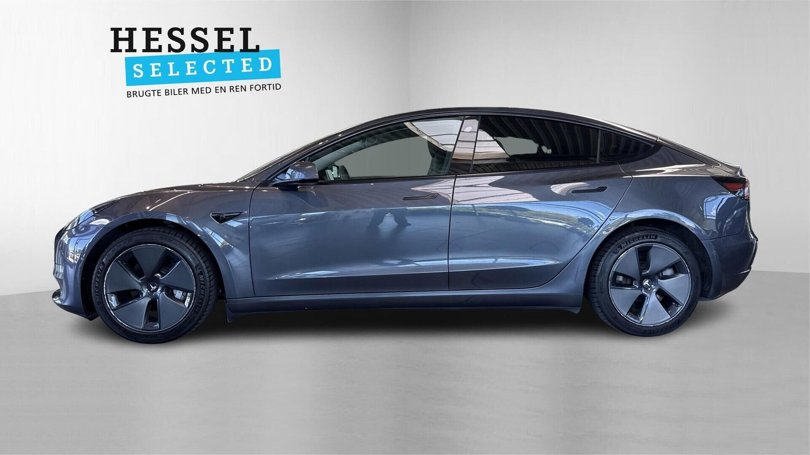 Grå Tesla Model 3 fra 2021