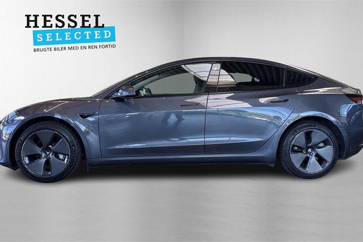Grå Tesla Model 3 fra 2021