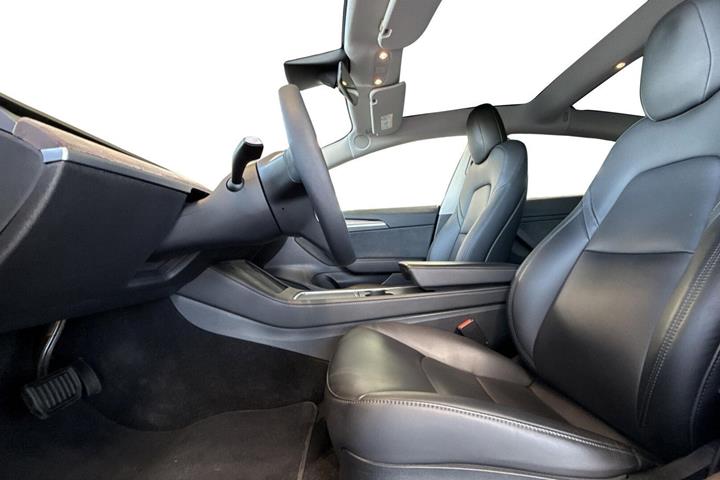 Grå Tesla Model 3 fra 2021